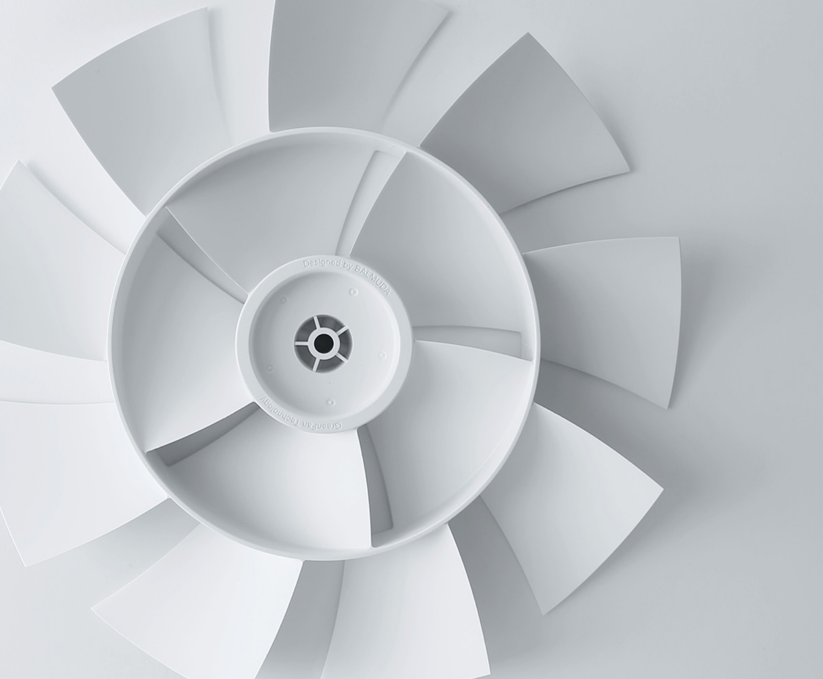 GreenFan 円形扇風機 ホワイト 特徴 | The GreenFan | BALMUDA（バルミューダ）公式サイト