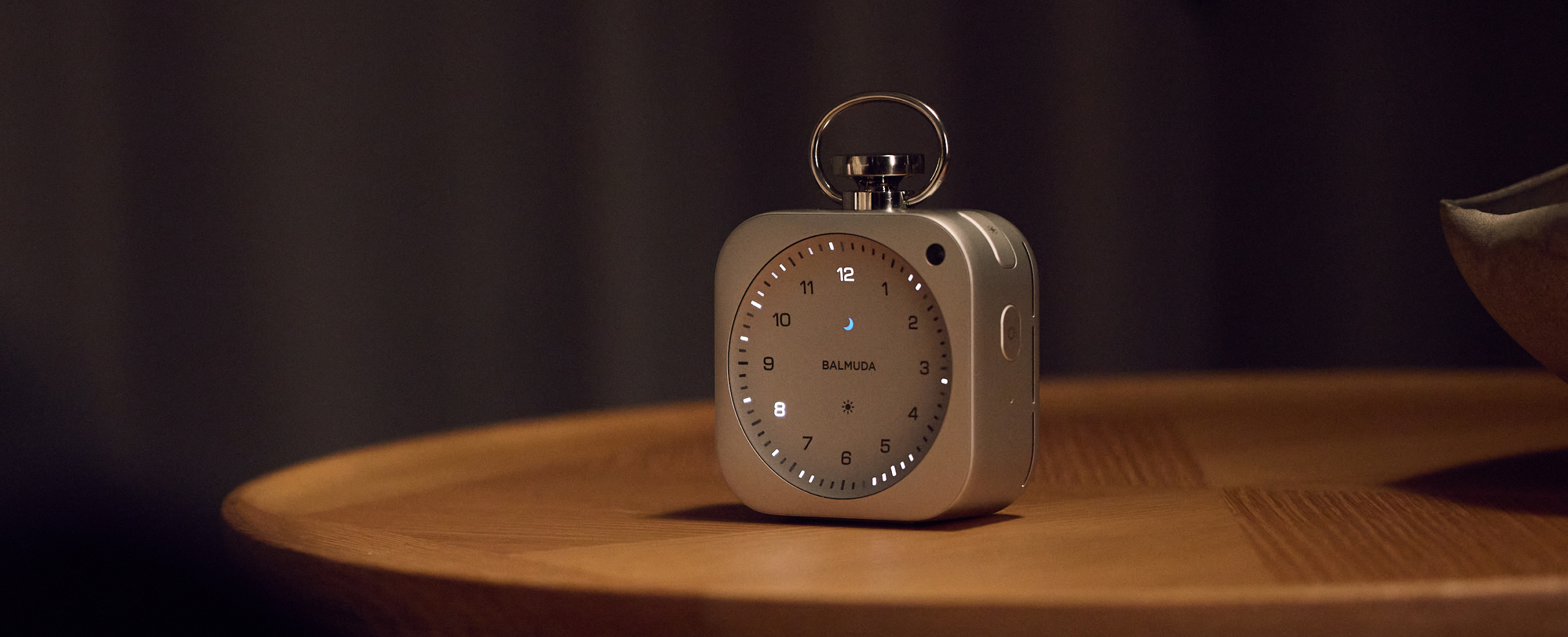 木製テーブルの上に置かれたThe Clock