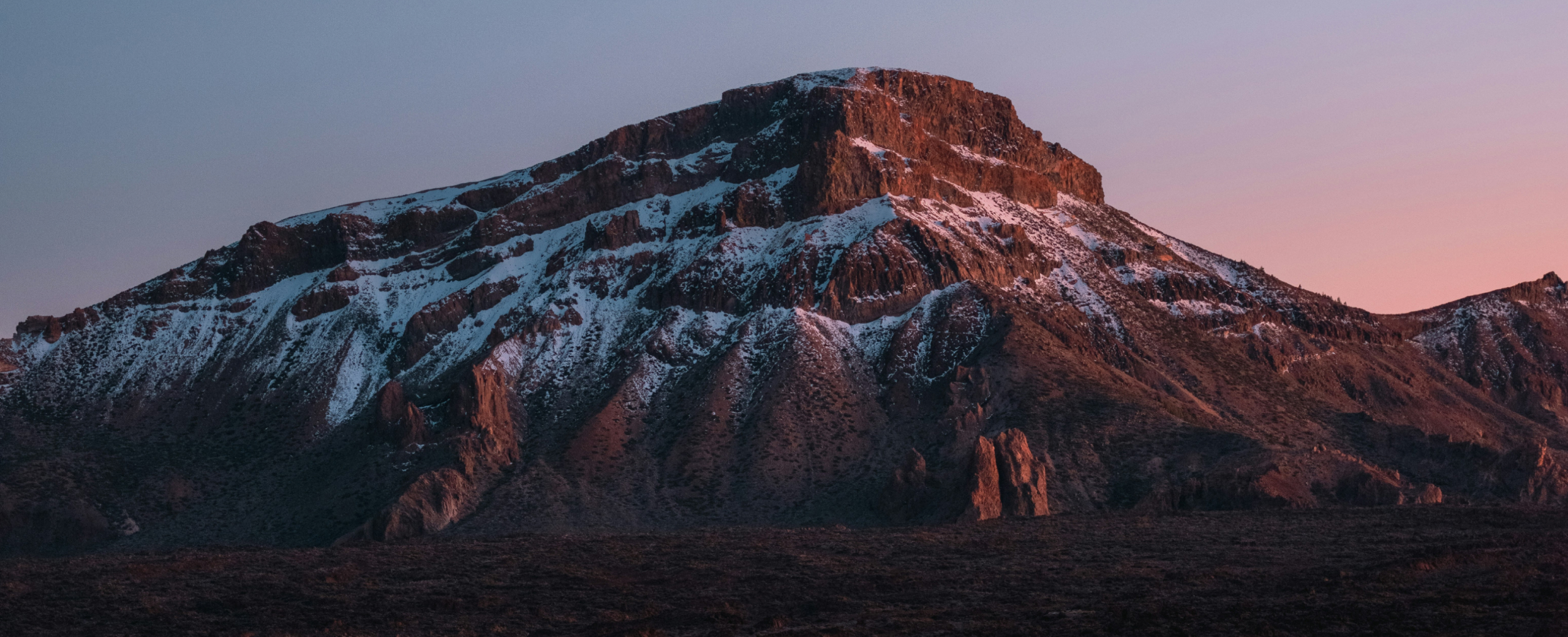 夕暮れの山の風景