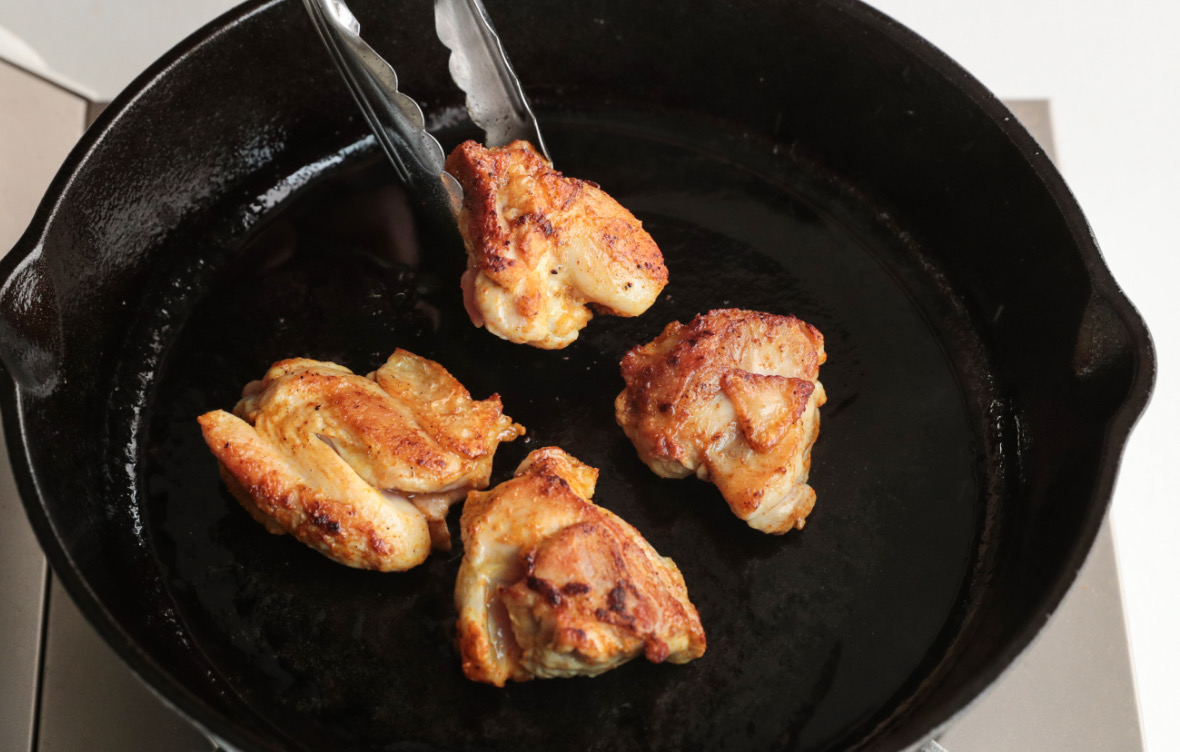 フライパンで鶏もも肉を炒める様子