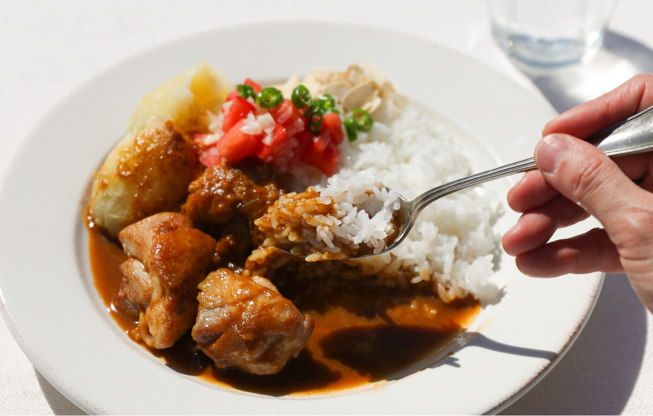 サマーカレーを盛り付ける様子