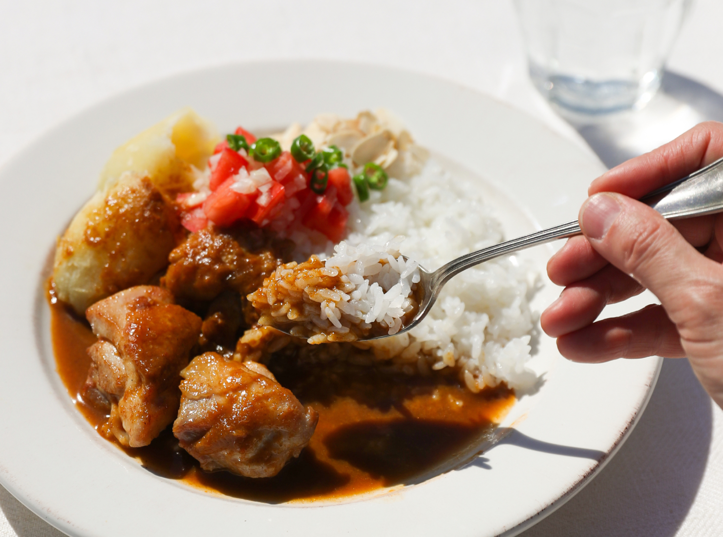 サマーカレーをスプーンですくう様子