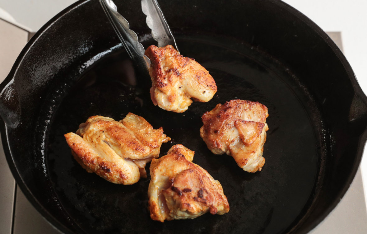 フライパンで鶏もも肉を炒める様子