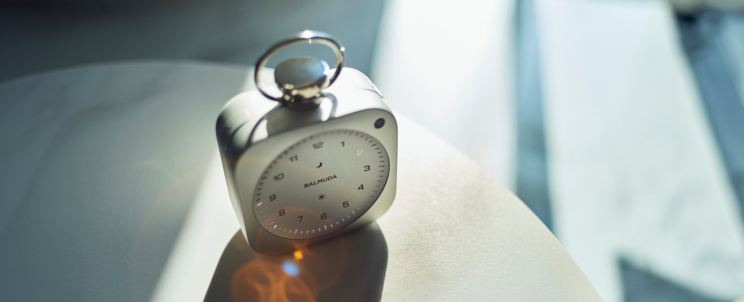 朝の光の中で置かれたThe Clock