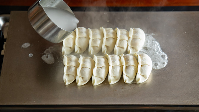 餃子ページ ブルーズの鶏汁餃子🥟 そのまま、もしくは柚子胡椒を少しつけて