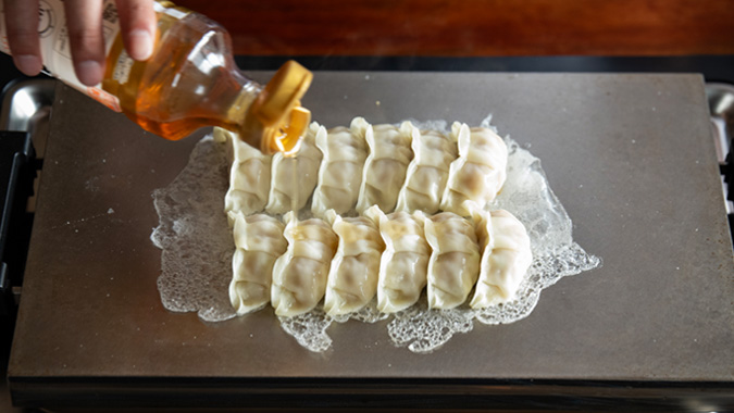 餃子ページ ブルーズの鶏汁餃子🥟 そのまま、もしくは柚子胡椒を少しつけて