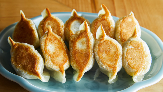 hide 焼き餃子、春巻き2点 餃子にしか見えない焼春巻 by kuusan84kg 【クックパッド】 簡単