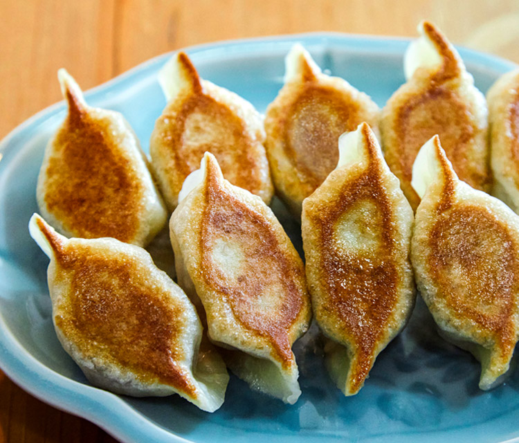 hide 焼き餃子、春巻き2点 hide 焼き餃子、春巻き2点 春巻の皮で作る鉄鍋風!?