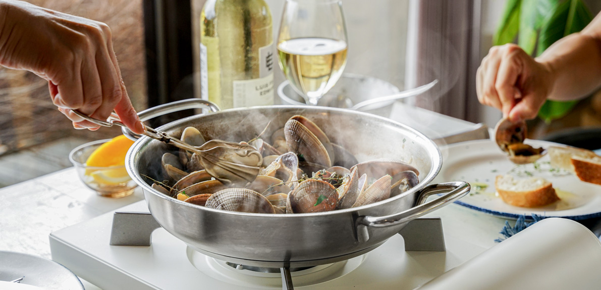 季節の貝のワイン蒸し | レシピ | Table Stove | BALMUDA