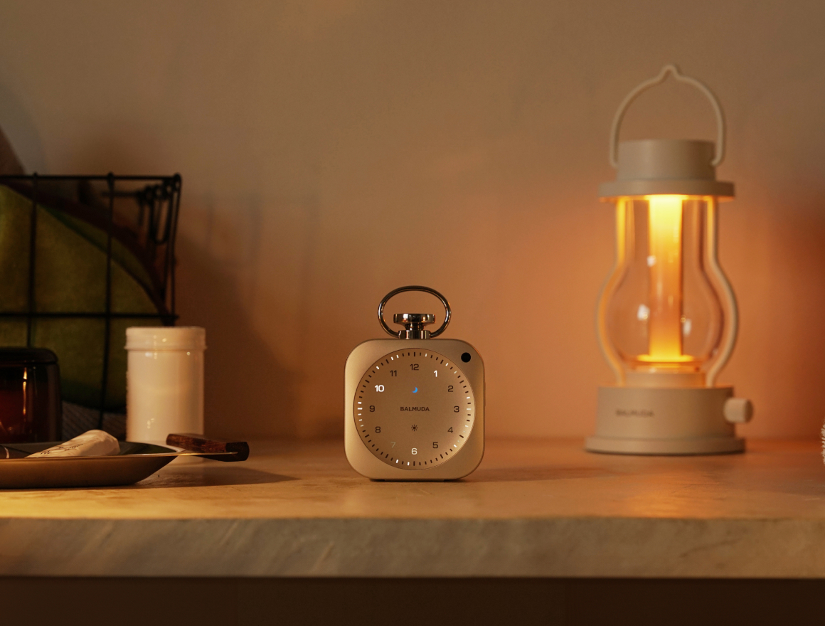 The Clockが夜の部屋で光る様子