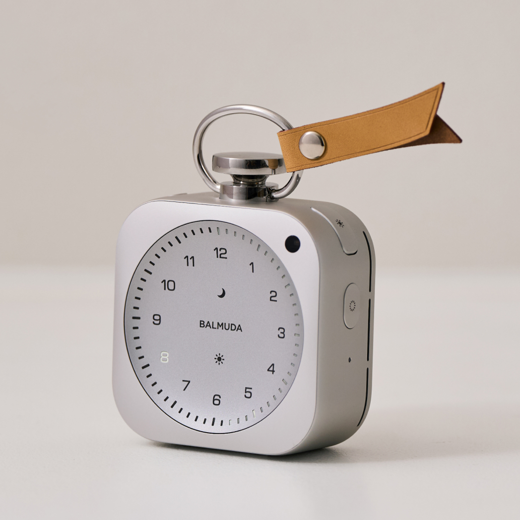 刻印付きレザータグを取り付けたThe Clock