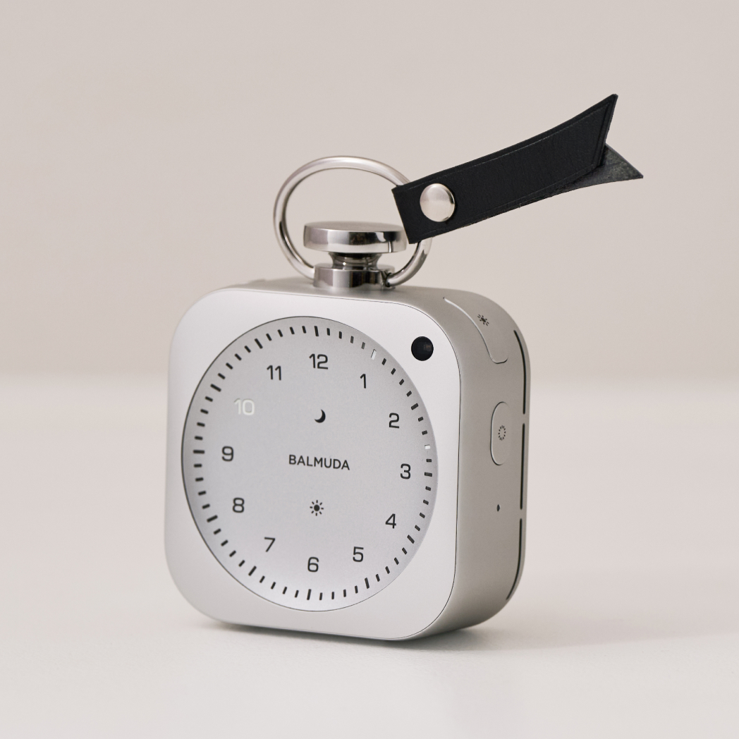 茶色い刻印付きレザータグを取り付けたThe Clock