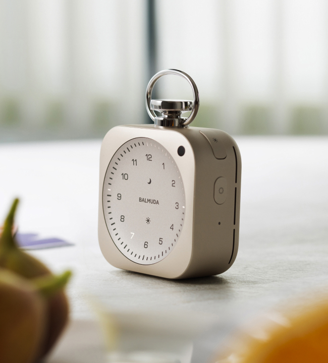 寝室に置かれたシャンパンゴールドのThe Clock