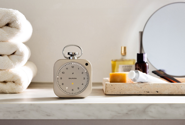 サイドテーブルに置かれたシャンパンゴールドのThe Clock