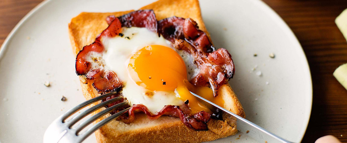 カリカリのベーコンエッグトースト | レシピ | BALMUDA The Toaster ...